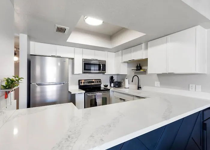 Modern King With Pool Only Minutes To Old Town 208